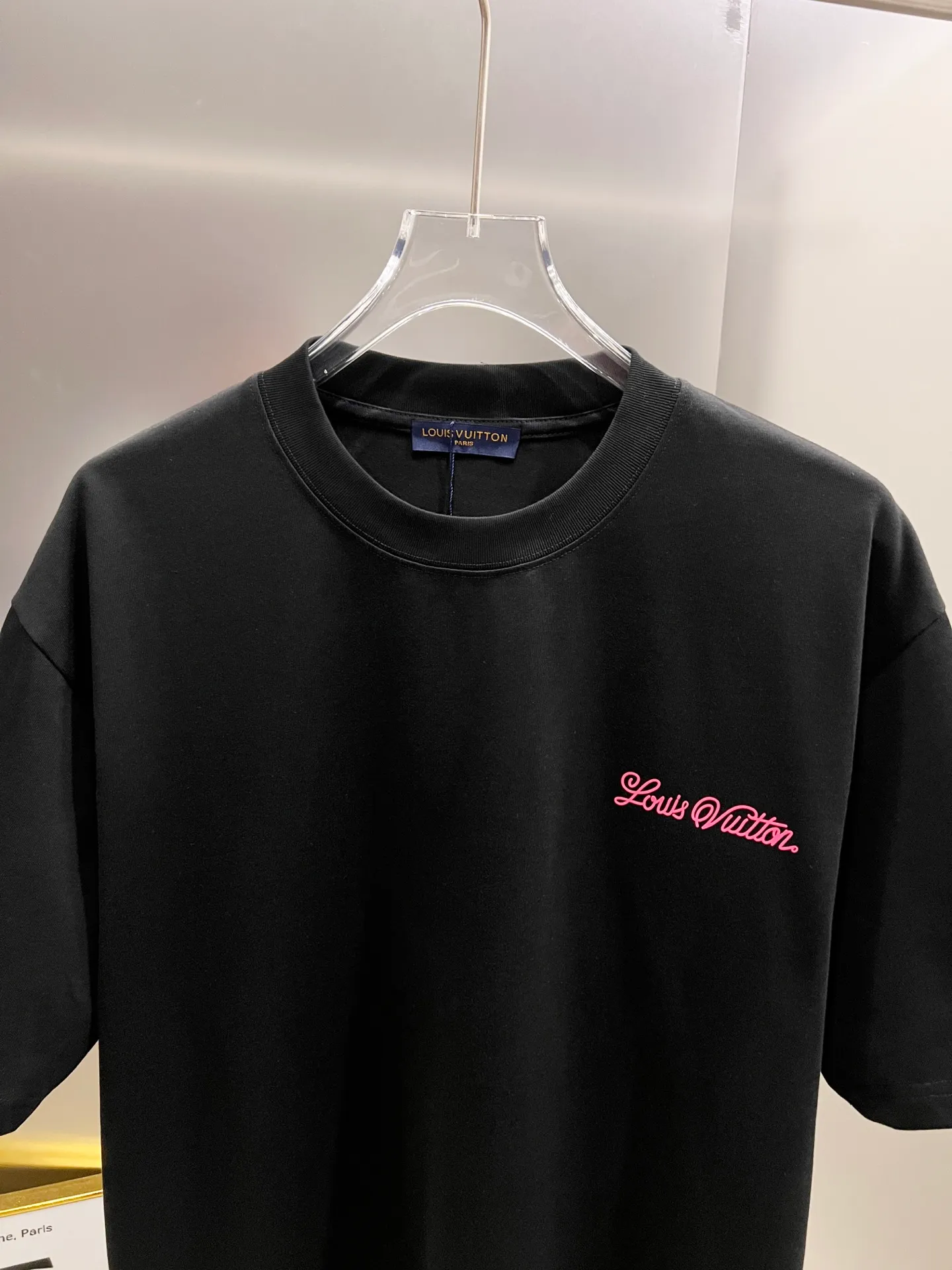 🅿️190 1v Louis* 2025 autumn and winter new style, classic letter three-dimensional foam printing technology design, high-end version! Highly breathable and comfortable, customized double yarn plain cotton fabric. Short-sleeved T-shirt. Same style for men and women. Sizes S M L XL XXL Five sizes black white